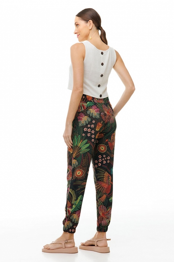 Calça Jogger com Bolso Bordados Araras Fundo Preto