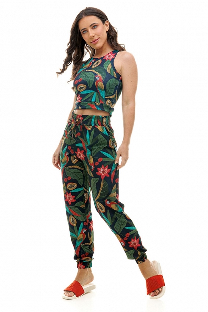 Calça Jogger com Bolso Arara, Mamão e Folhas Fundo Azul