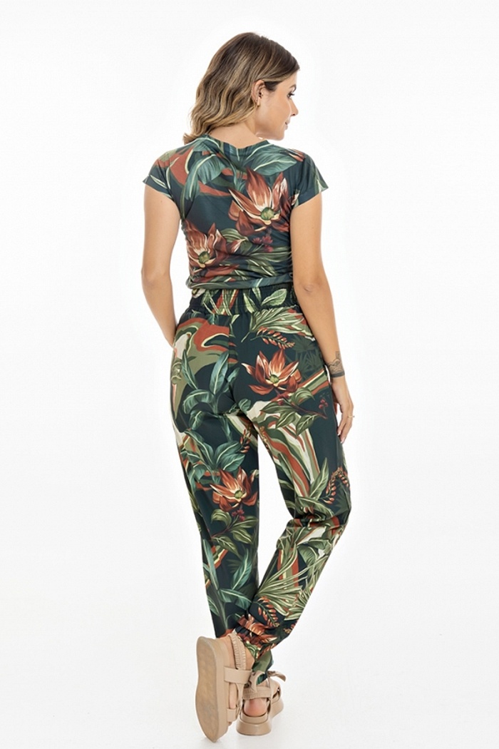 Calça Jogger com Bolso Flor, Folhagens e Fundo Escuro