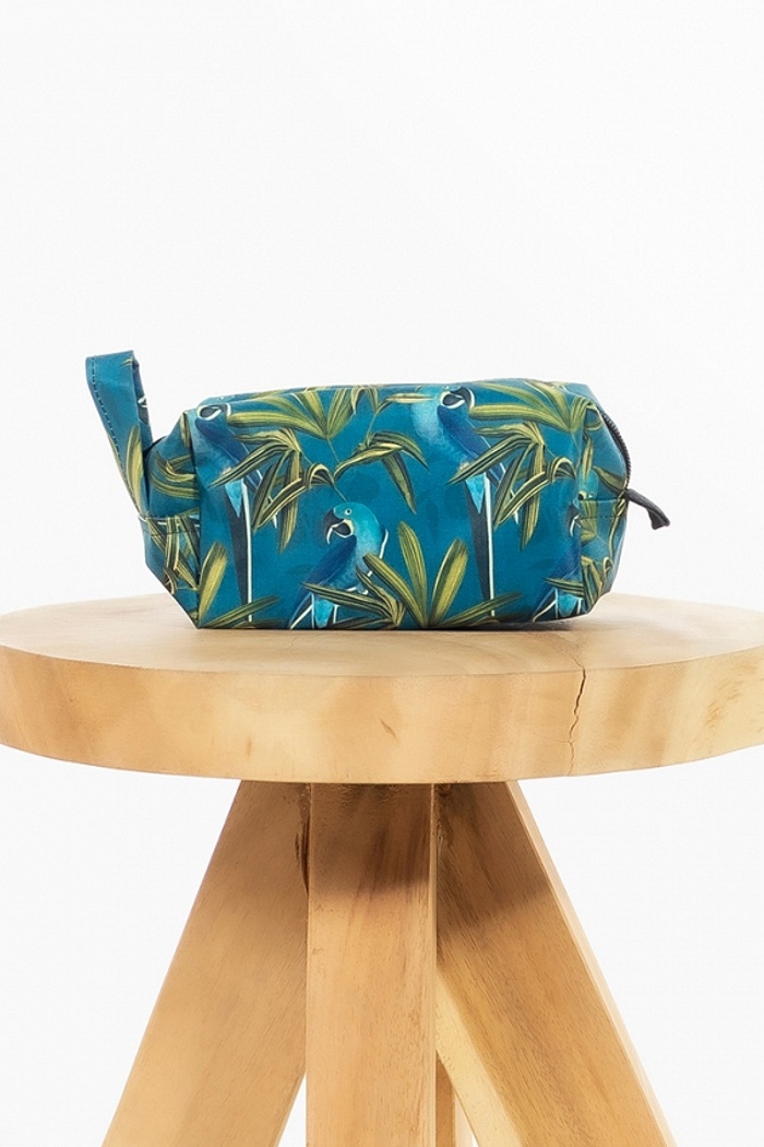 Necessaire Arara Azul e Folhagens Verde com Fundo Azul