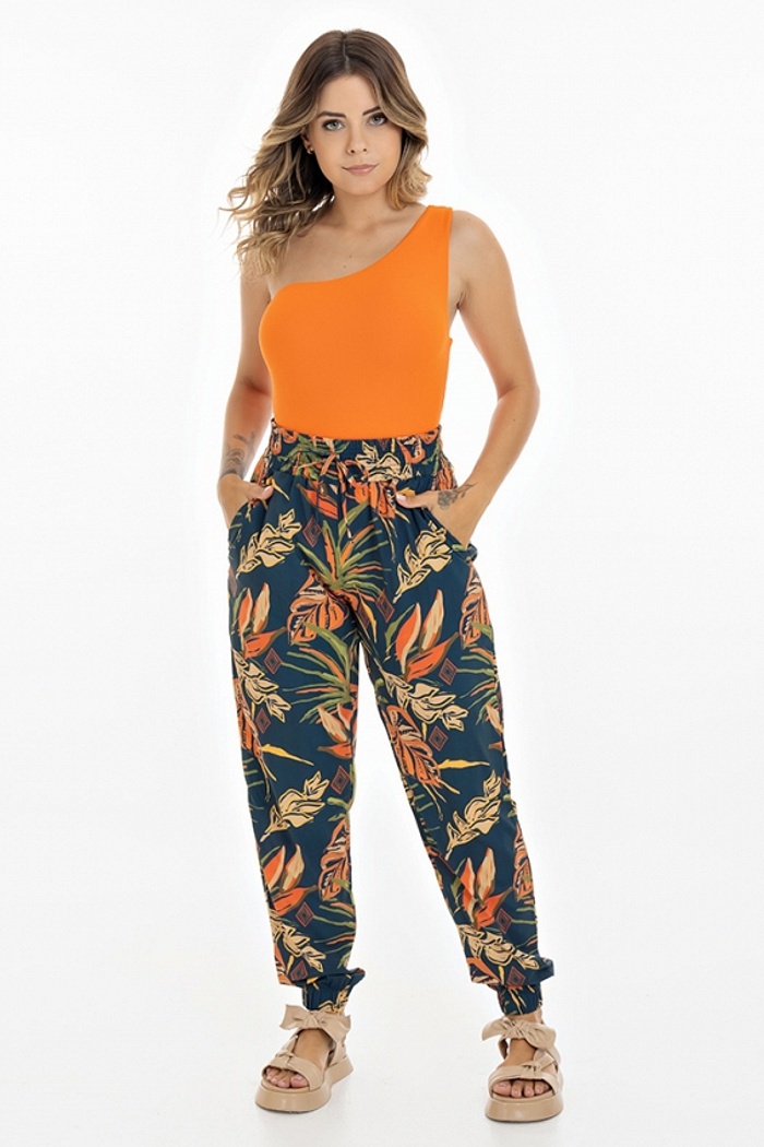 Calça Jogger com Bolso Folhas Laranja Fundo Azul
