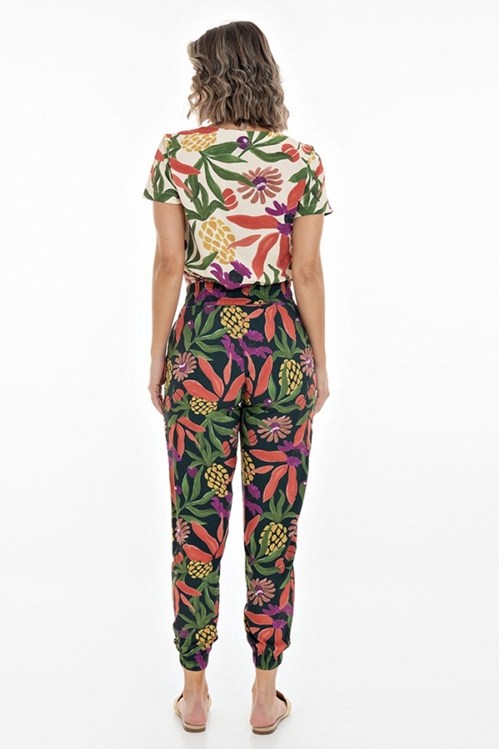 Calça Jogger com Bolso Flores Abacaxi Fundo Escuro