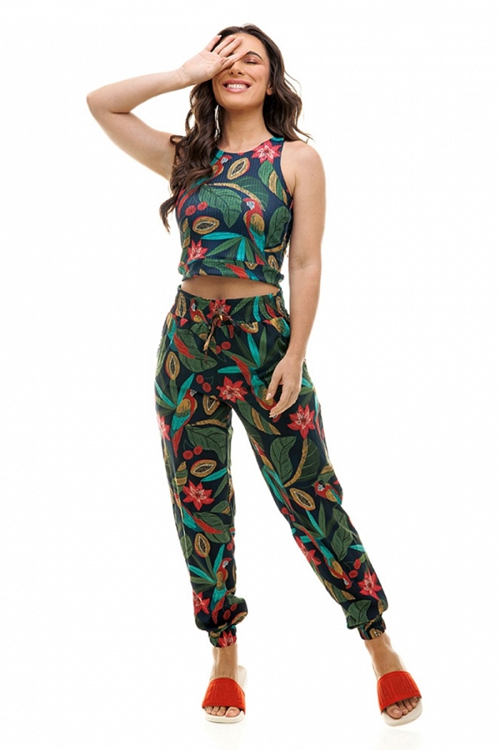 Calça Jogger com Bolso Arara, Mamão e Folhas Fundo Azul