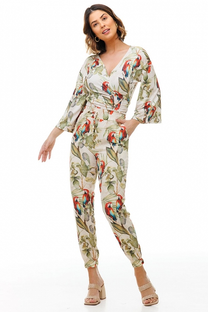 Calça Jogger com Bolso Araras Vermelhas, Folhagens em Fundo Bege