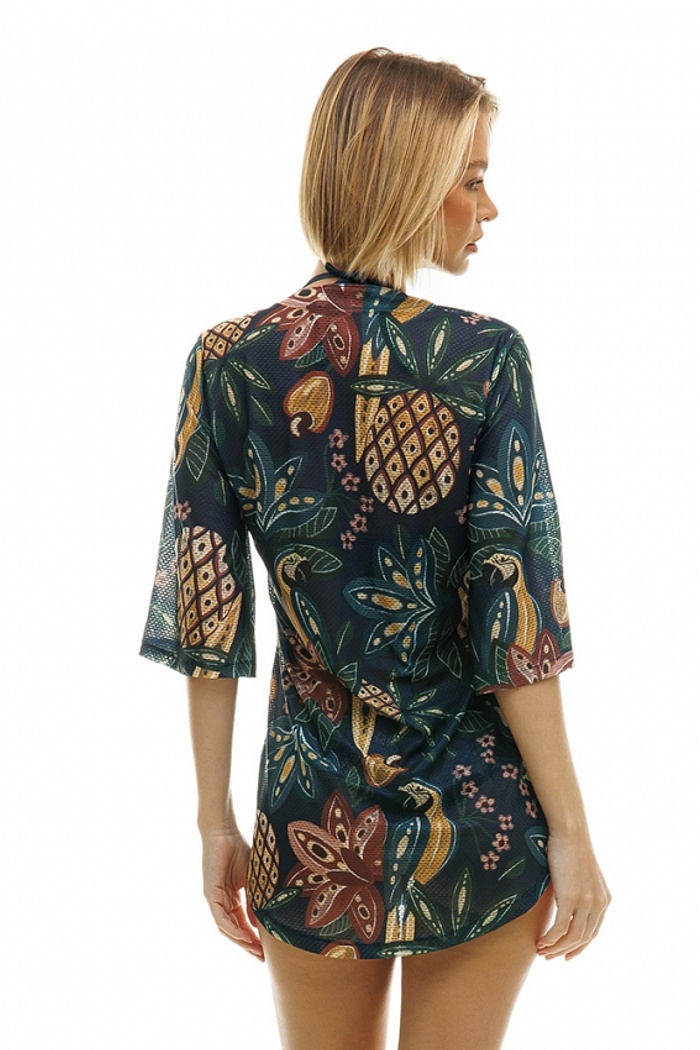 Saída de Praia Alongada Barrado, Arara Canindé, Frutas em Fundo Azul Escuro