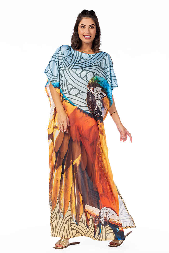 Vestido Feminino Kaftan Hibisco Estampado Canindé de Asa Aberta com Fundo Geométrico Degradê Amarelo e Azul