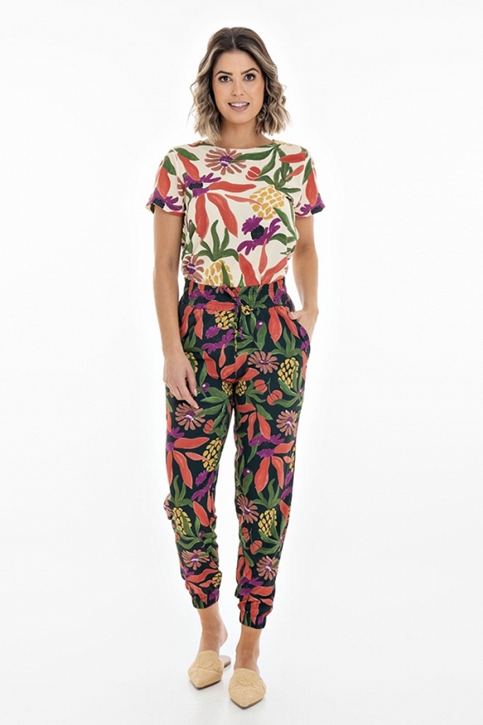Calça Jogger com Bolso Flores Abacaxi Fundo Escuro