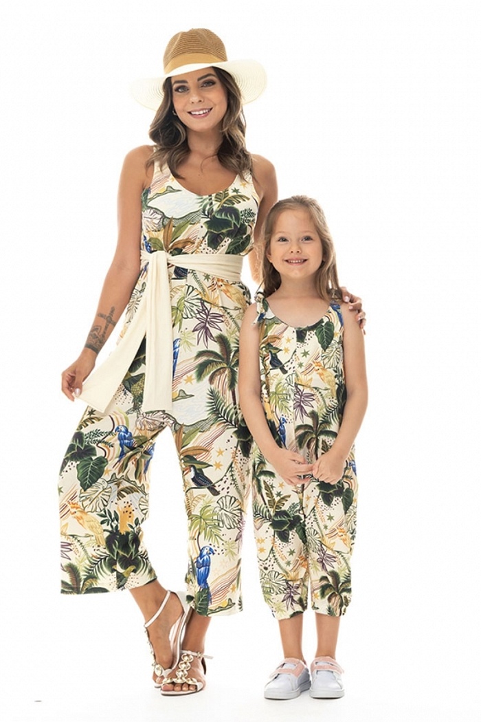 Macacão Infantil Com Bolso Aves Folhagens Fundo Claro