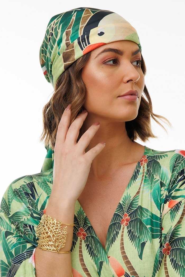 Lenço Quadrado Tucano Hibisco com Fundo Verde