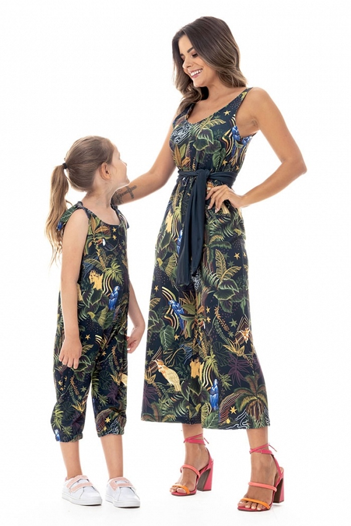 Macacão Infantil Com Bolso Aves Folhagem Fundo Escuro