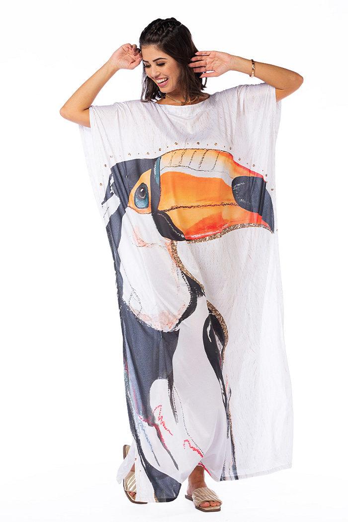Vestido Feminino Kaftan Hibisco Estampado Tucano Gigante com Bolinhas Douradas e Fundo Texturizado Bege