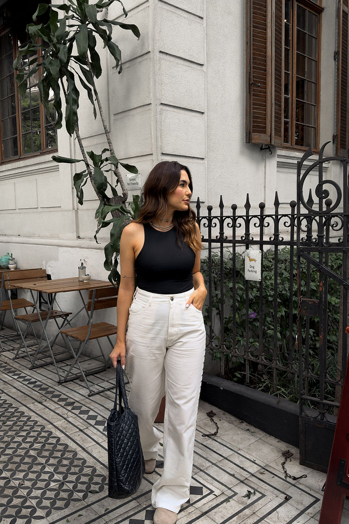 body feminino em poliamida com modelagem ajustada, frente e costas duplas, zero transparência, design nadador e fechamento por botões de pressão, peça confortável e versátil