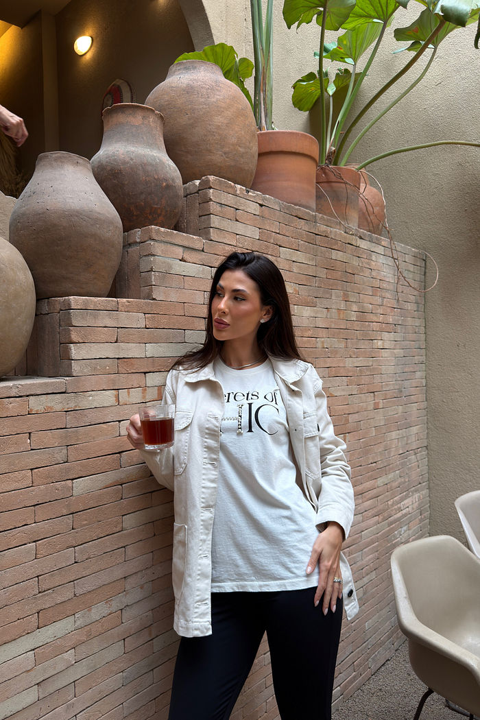 T-SHIRT ESTONADA SECRETS OF CHIC (COM APLICAÇÃO) OFF WHITE