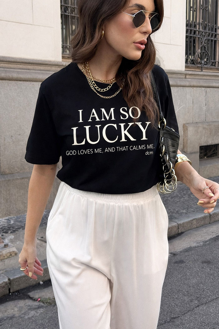 T-SHIRT ESTONADA I AM SO LUCKY PRETA