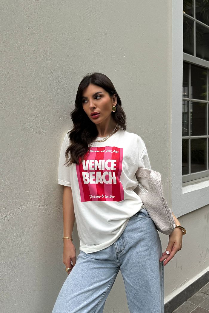 T-SHIRT ESTONADA VENICE BEACH ESTAMPA ROSA OFF WHITE
