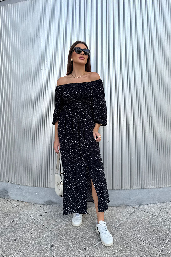 vestido midi preto em viscose com estampa micro floral delicada, busto com lastex, mangas ajustáveis e fenda lateral, caimento leve e fluido