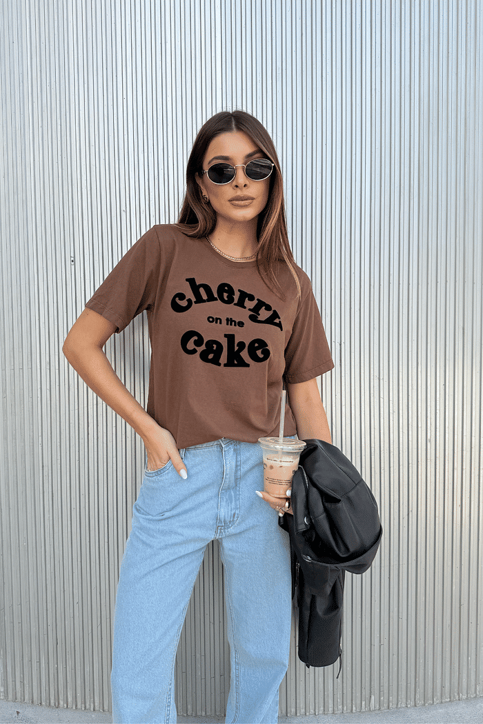T-SHIRT ESTONADA CHERRY CAKE (COM FLOCADO) MARROM CAFÉ