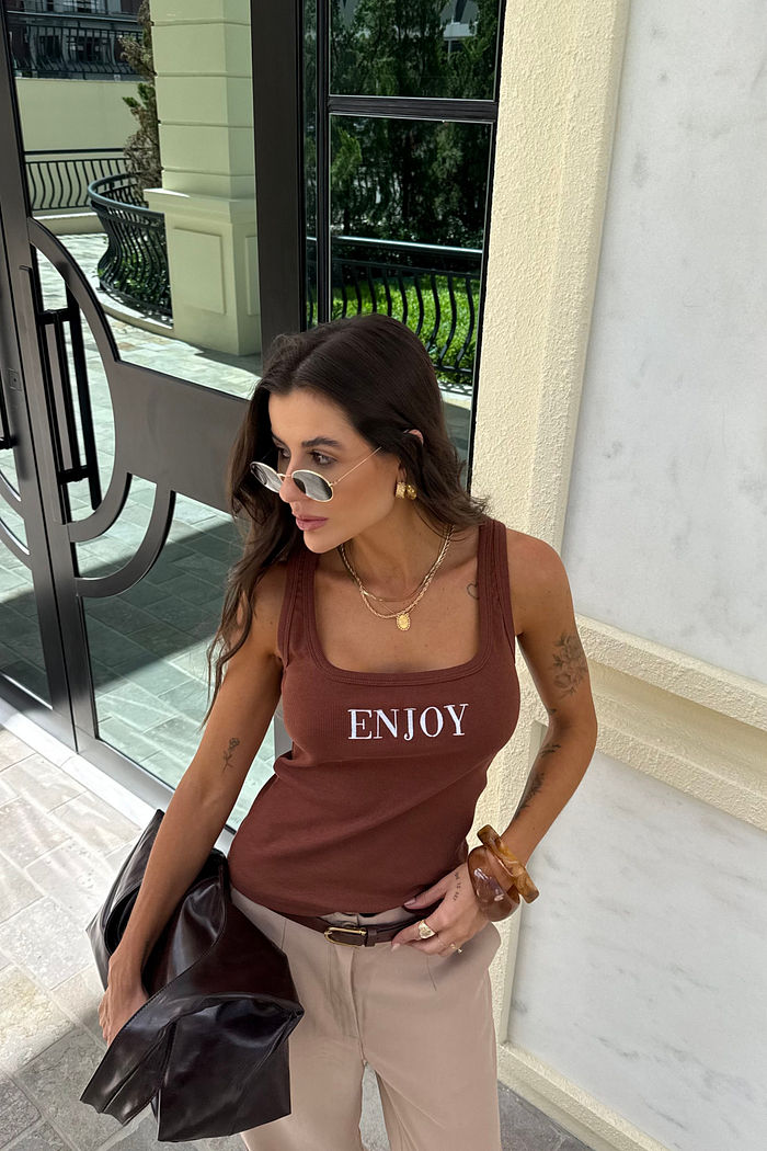 REGATA CAROL BORDADA ENJOY MARROM