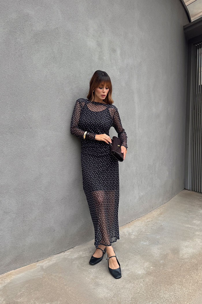 Vestido longo de tule estampado de poá, ajustado ao corpo, com drapeado, mangas longas e abertura traseira.