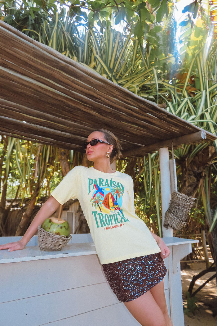 T-SHIRT ESTONADA PARAÍSO TROPICAL ARARAS AMARELO MANTEIGA