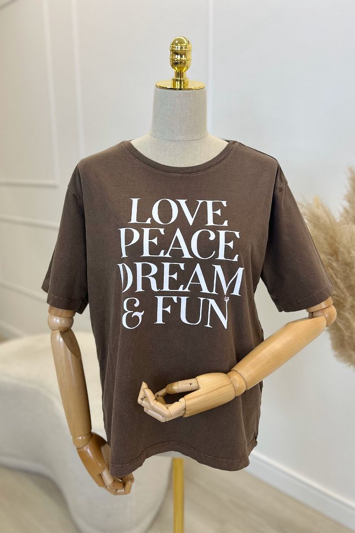 T-SHIRT ESTONADA LOVE AND FUN MARROM CAFÉ