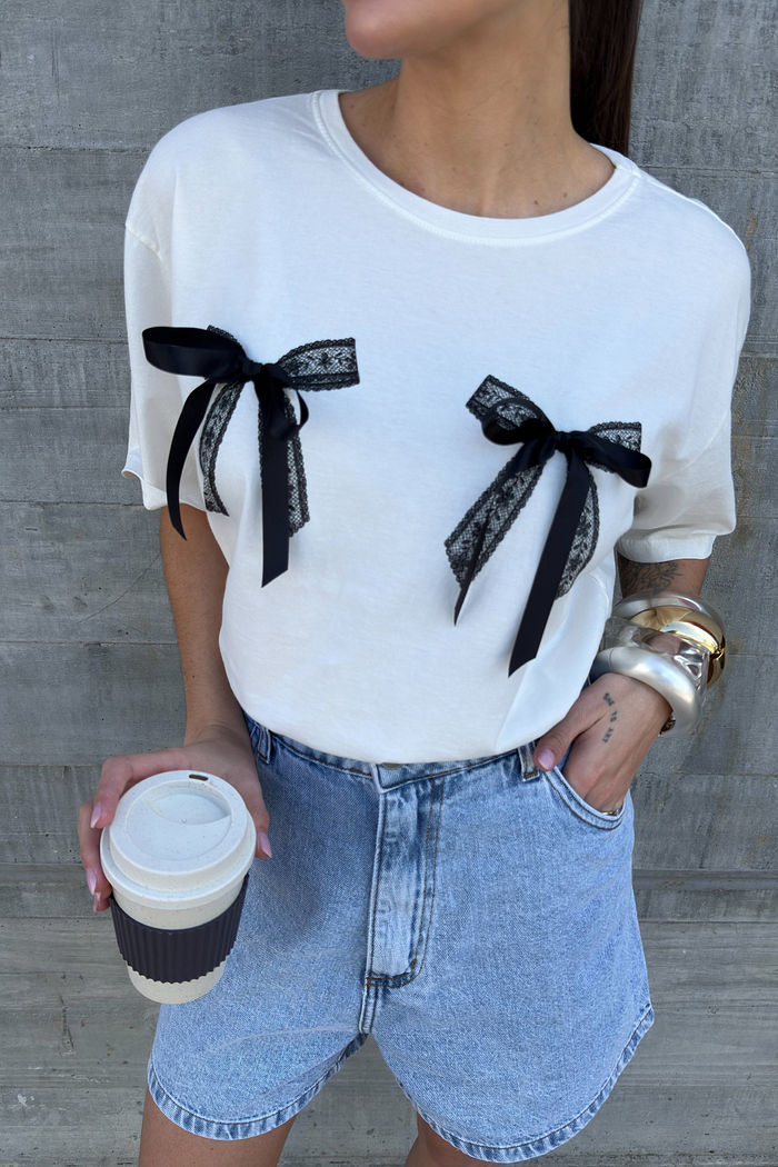 T-SHIRT ESTONADA LAÇOS HANDMADE (COM APLICAÇÃO) OFF WHITE