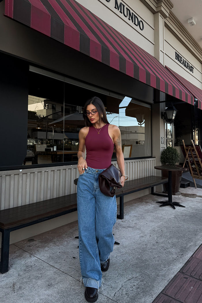 body feminino em poliamida com modelagem ajustada, frente e costas duplas, zero transparência, design nadador e fechamento por botões de pressão, peça confortável e versátil