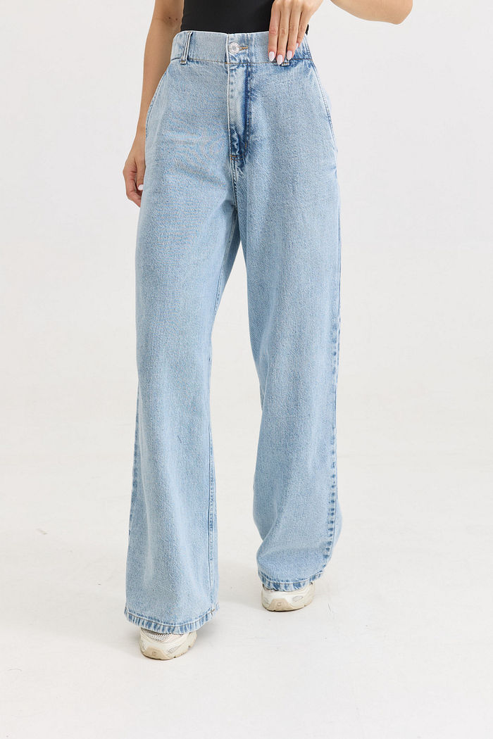 Calça jeans pantalona feminina com cintura alta e cós com elástico, modelagem ampla com caimento solto e confortável