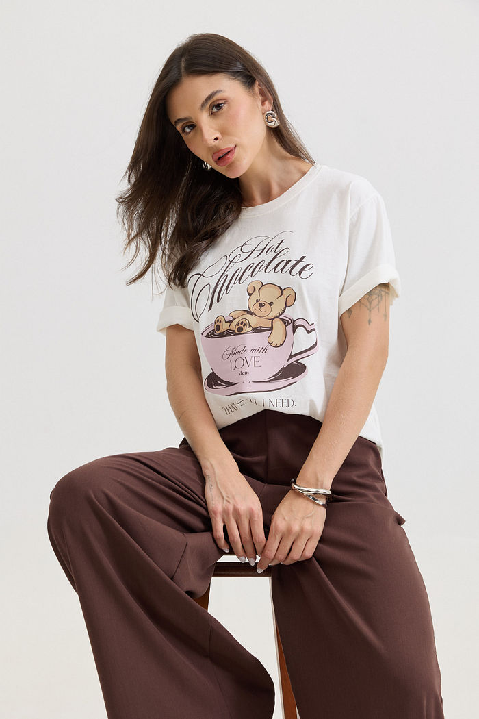 t shirt feminina preta com estampa exclusiva frontal, modelagem clássica e caimento confortável, camiseta de algodão versátil para uso diário