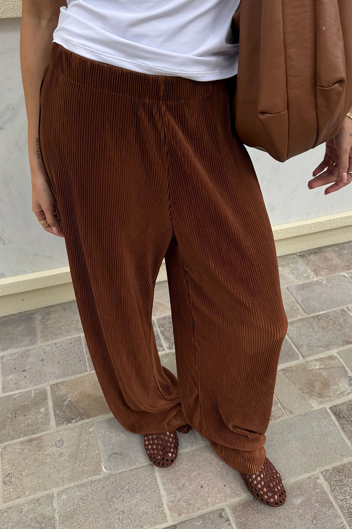 CALÇA PANTALONA PLISSADA CLAIRE MARROM TRUFADO