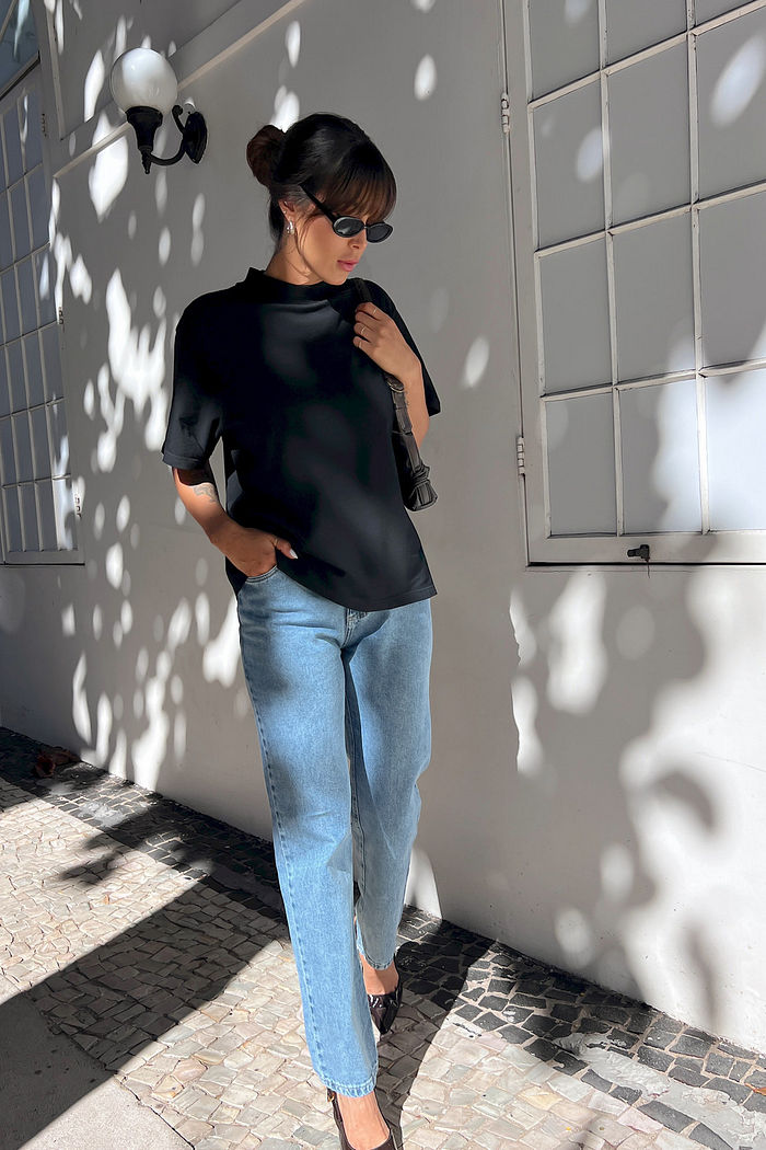 T-SHIRT ESTONADA LISA GOLA ALTA PRETO