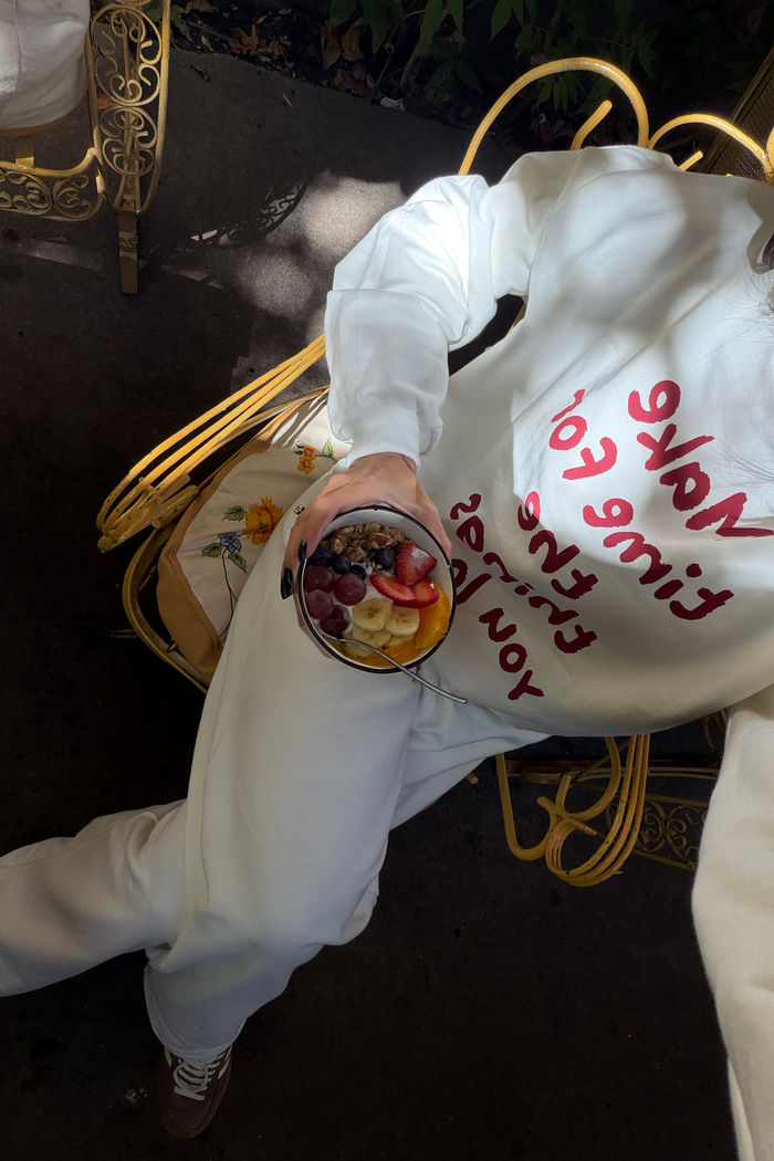 Casaco de moletom felpado peluciado oversized off white com estampa em bordô, decote careca e punhos em ribana