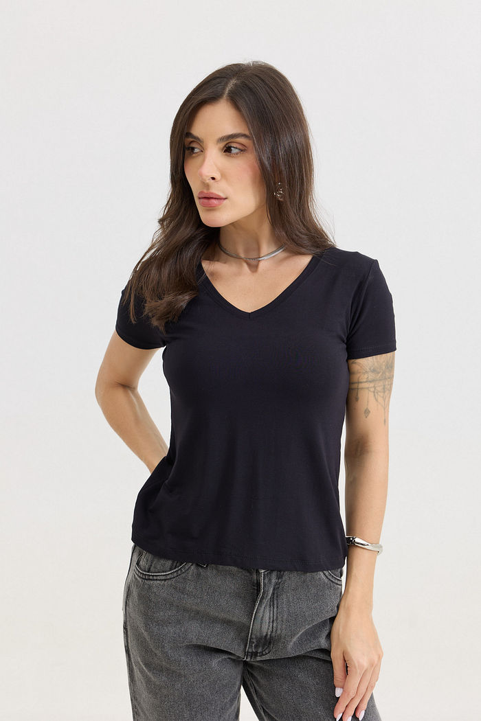 kit com 4 blusas femininas em viscolycra nas cores areia, preta, marrom e amarelo, com decote V, toque macio e modelagem confortável, do P ao G2