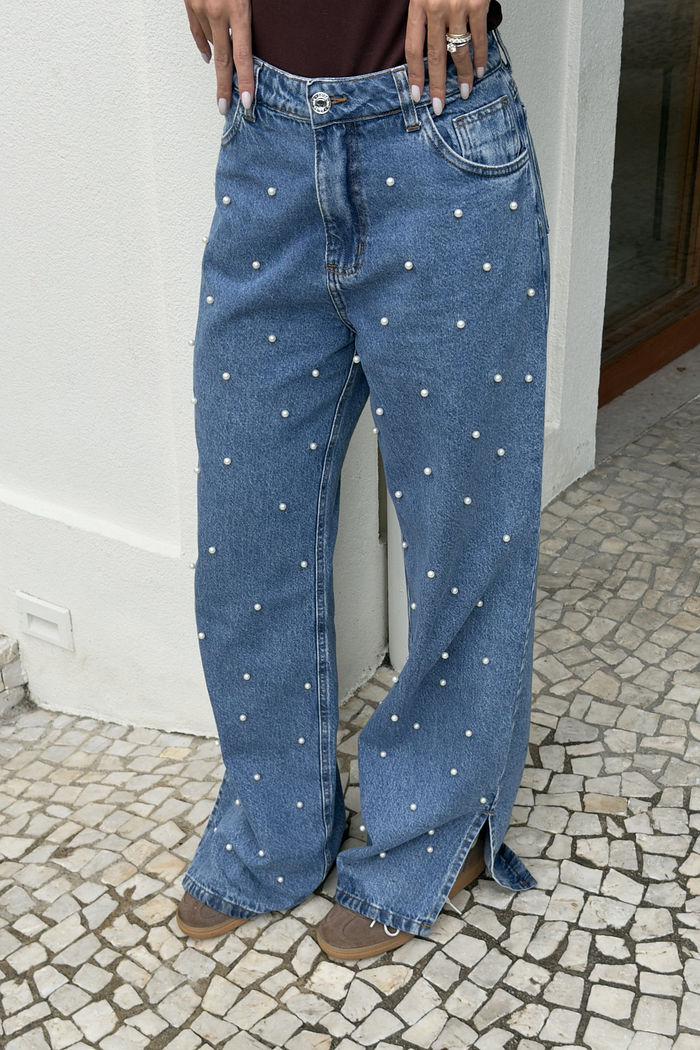 CALÇA JEANS WIDE LEG COM APLIQUE EM PÉROLAS