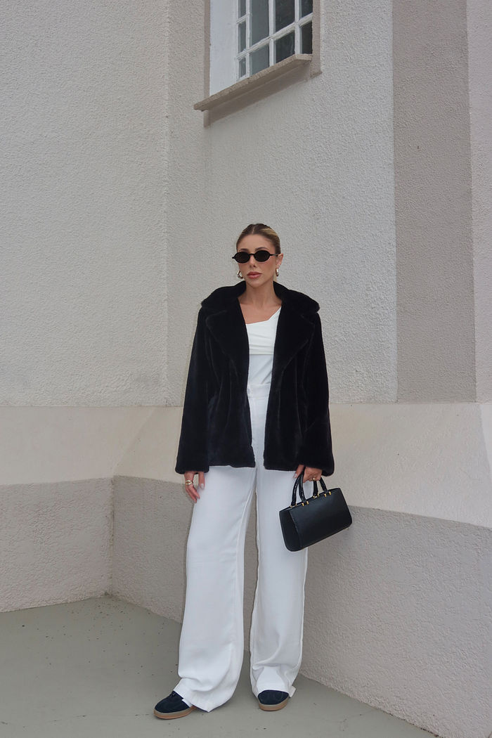 Casaco feminino em pelo sintético macio, modelagem levemente ampla, com bolsos e caimento estruturado, ideal para looks de inverno elegantes e confortáveis