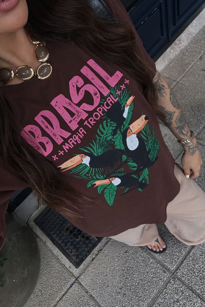 T-SHIRT ESTONADA MAGIA TROPICAL MARROM CHOCOLATE