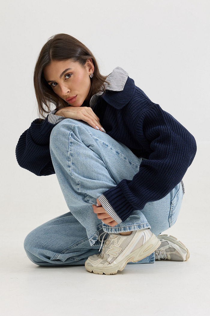 Tricot feminino com zíper gola alta, modelagem levemente ampla, toque macio e caimento confortável para dias mais frios