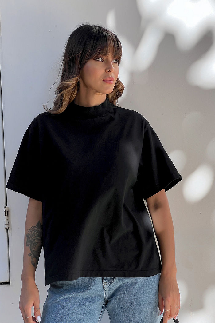 T-SHIRT ESTONADA LISA GOLA ALTA PRETO
