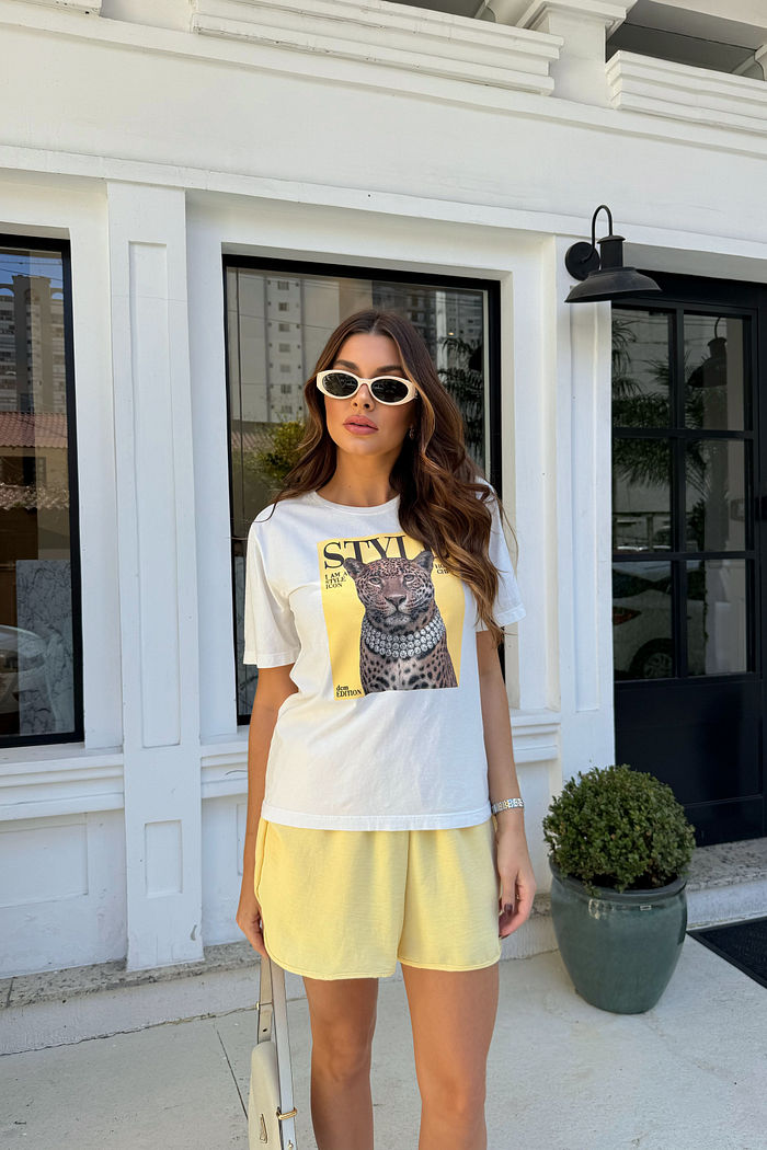 T-SHIRT ESTONADA ONÇA STYLE ICON ESTAMPA AMARELO MANTEIGA OFF WHITE