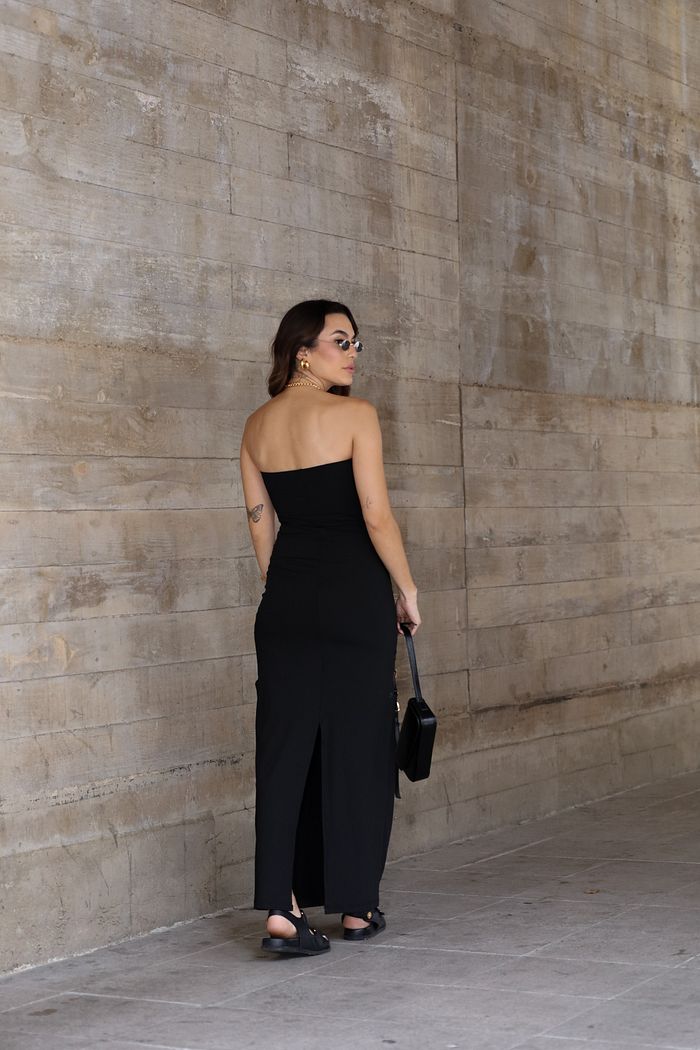 vestido longo preto tomara que caia em poliamida, todo duplo, com elástico no busto para melhor ajuste, caimento ajustado ao corpo e fenda posterior, peça confortável e elegante