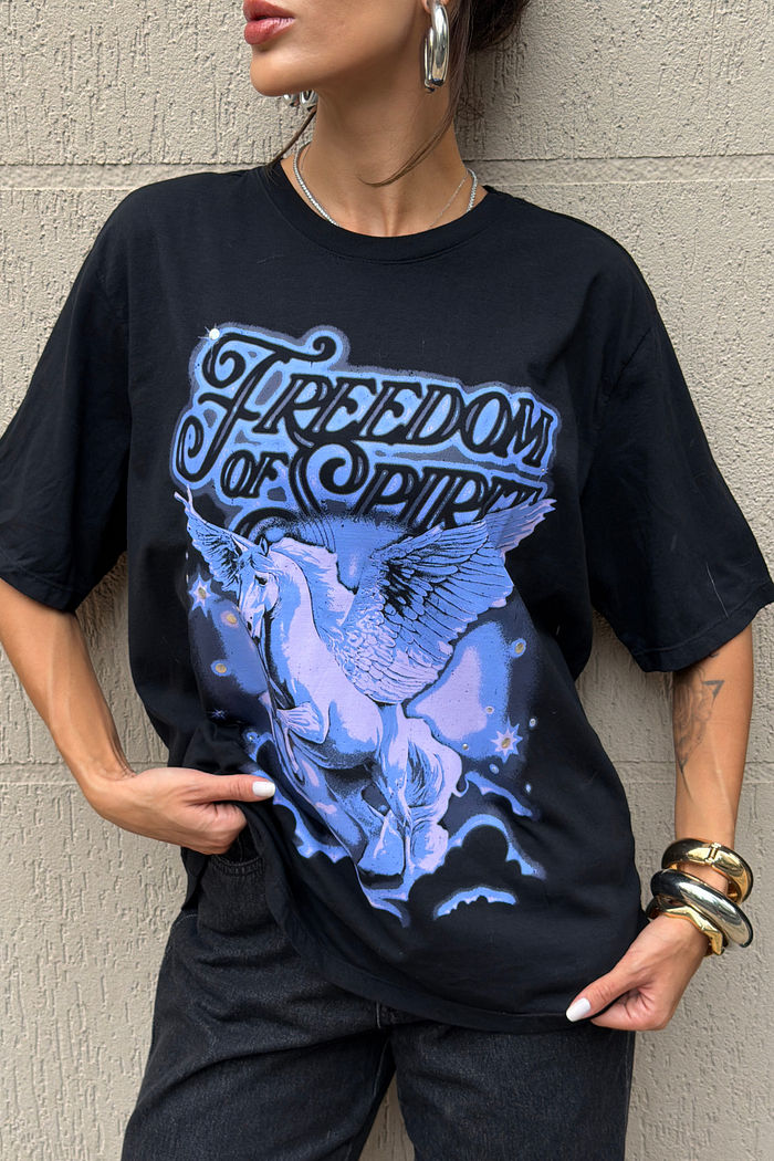 T-SHIRT OVERSIZED FREEDOM OF SPIRIT (COM METAIS) PRETA