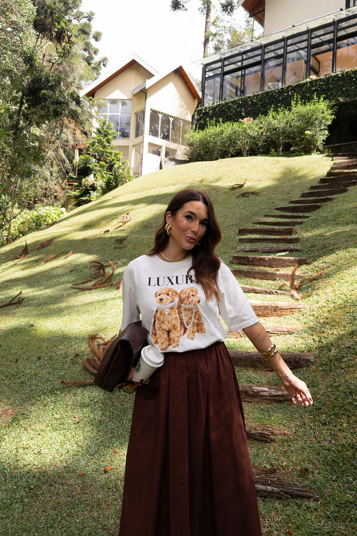 t shirt feminina off white com estampa frontal de cachorros e detalhes em pérolas, modelagem clássica e caimento confortável, camiseta de algodão versátil para uso diário