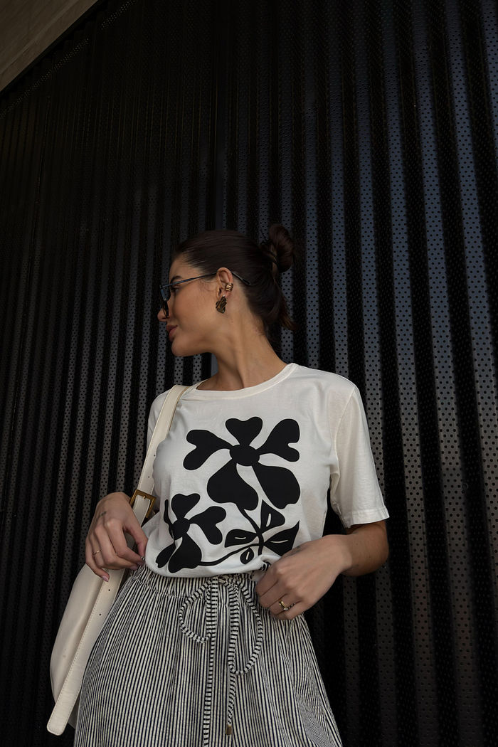 T-SHIRT ESTONADA SAINT FLOWER ESTAMPA PRETA OFF WHITE
