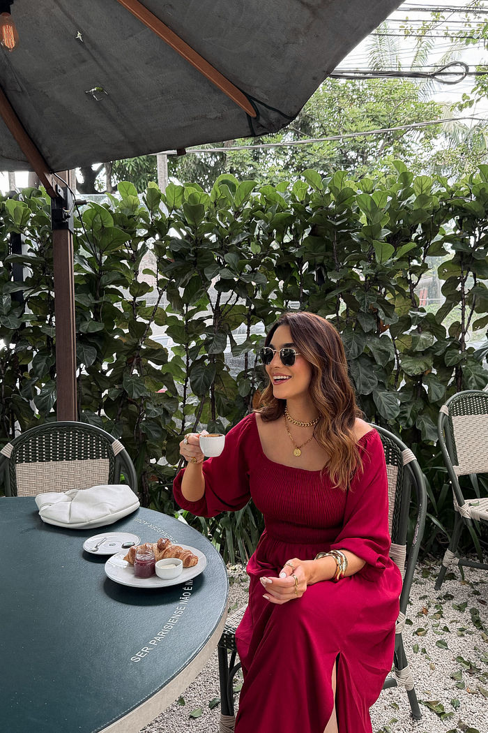 Vestido midi vermelho cereja em viscolinho com lastex no busto, mangas versáteis e fenda lateral, modelagem fluida em look casual feminino com tênis branco