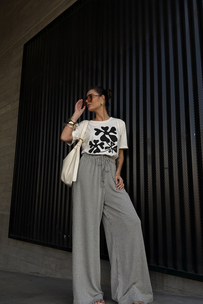 T-SHIRT ESTONADA SAINT FLOWER ESTAMPA PRETA OFF WHITE