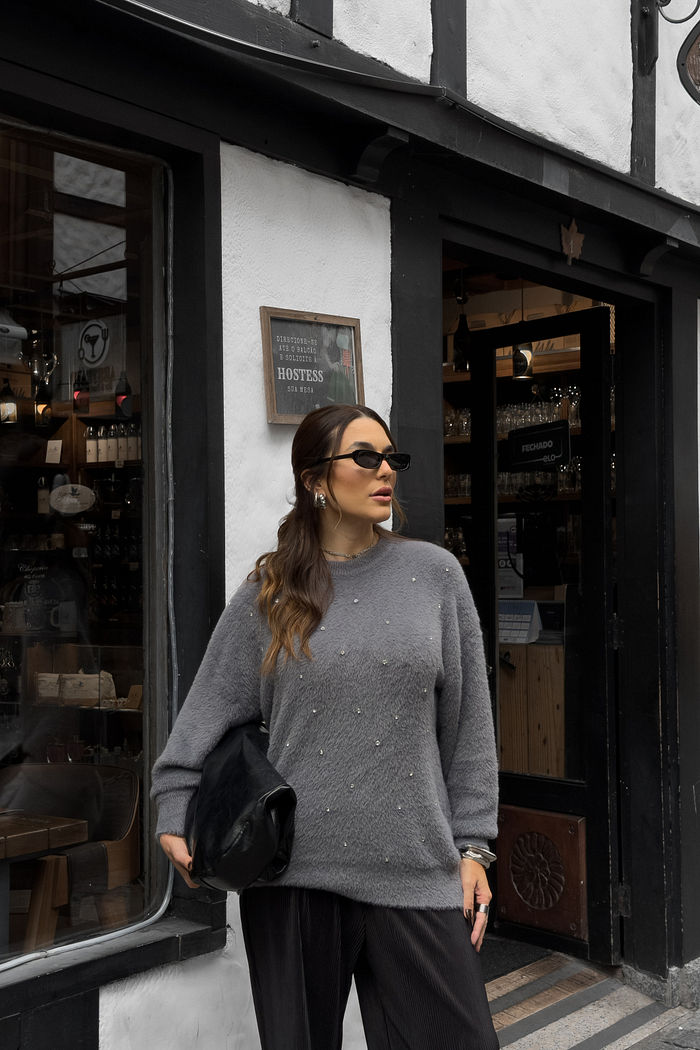 tricot feminino cinza peluciado com pedraria delicada, toque macio e caimento soltinho, blusa de inverno confortável e elegante com manga longa