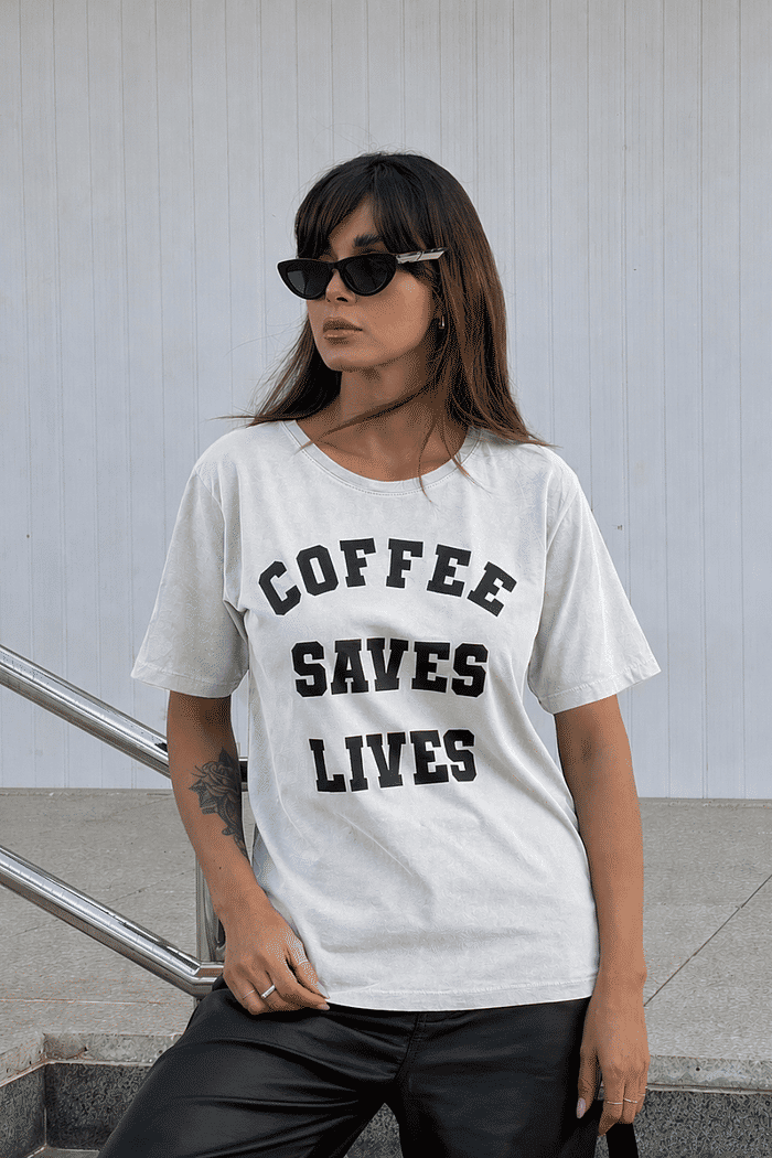 CAMISETA COFFEE SAVES LIVES BRANCO