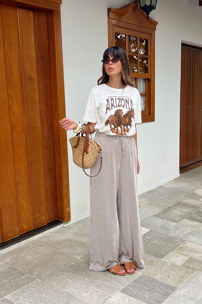 Calça feminina marrom com modelagem reta e pernas amplas, caimento leve e proposta casual elegante confortável