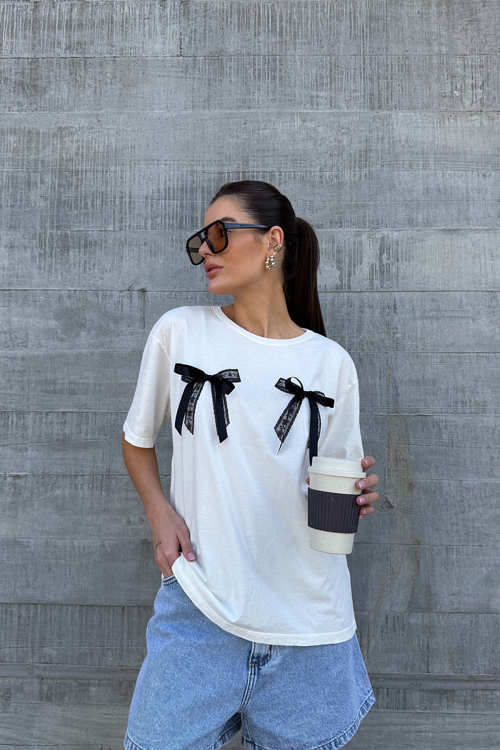 T-SHIRT ESTONADA LAÇOS HANDMADE (COM APLICAÇÃO) OFF WHITE