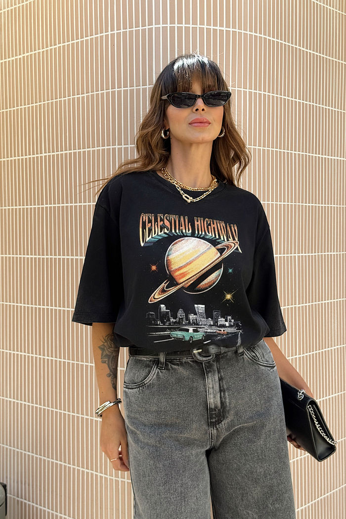 T-SHIRT ESTONADA CELESTIAL HIGHWAY (COM STRASS) PRETA